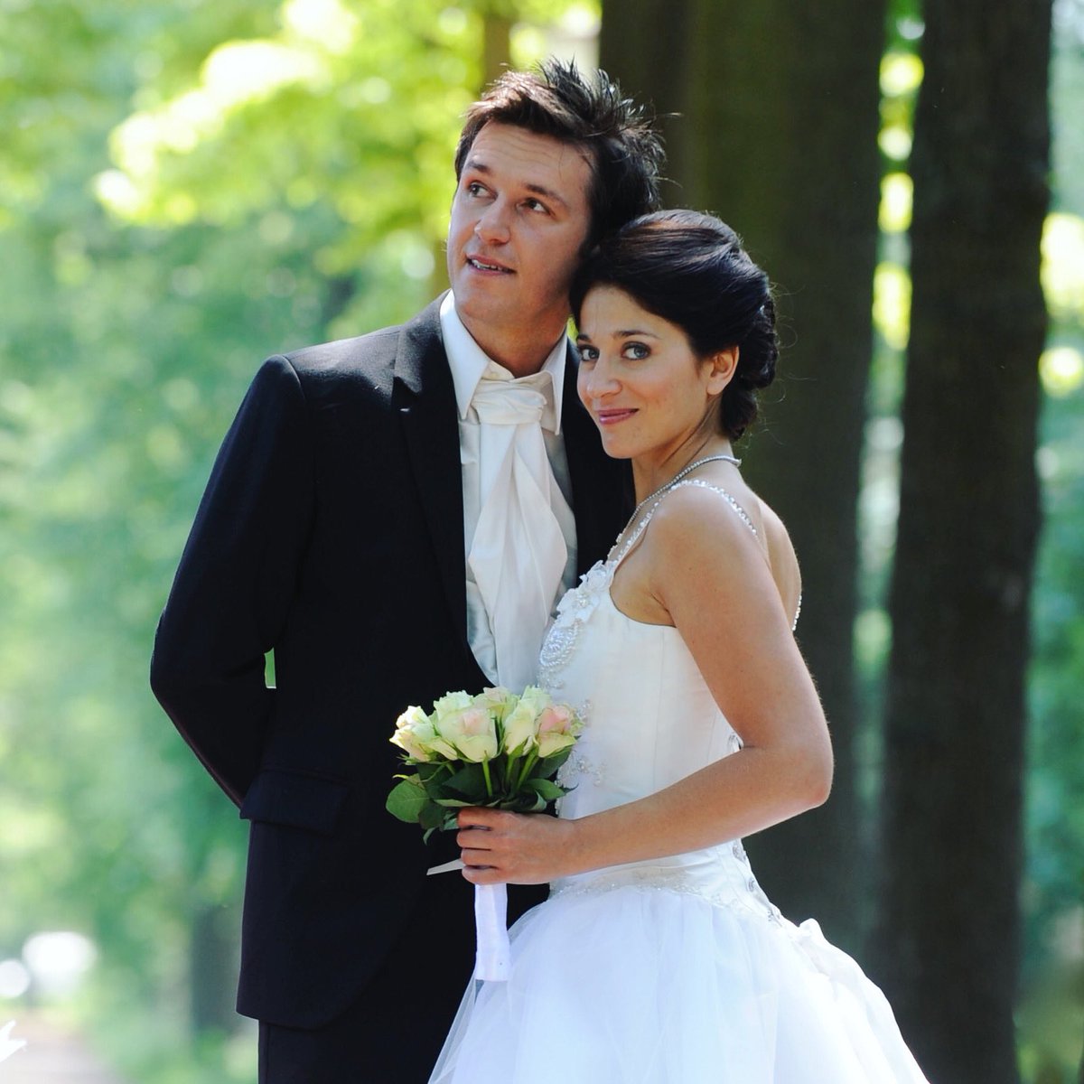 SASHAENDAVY's tweet photo. Tien jaar getrouwd vandaag! 💍🥂
‘Meer dan ooit geloof ik dat jij mijn toekomst bent
Meer dan ooit weet ik dat jij hetzelfde denkt’ 😍
#demooistedag #onafscheidelijk #vooraltijd #wijzijneen #nooitmeeralleen 💕 https://t.co/peUOiHwKs3