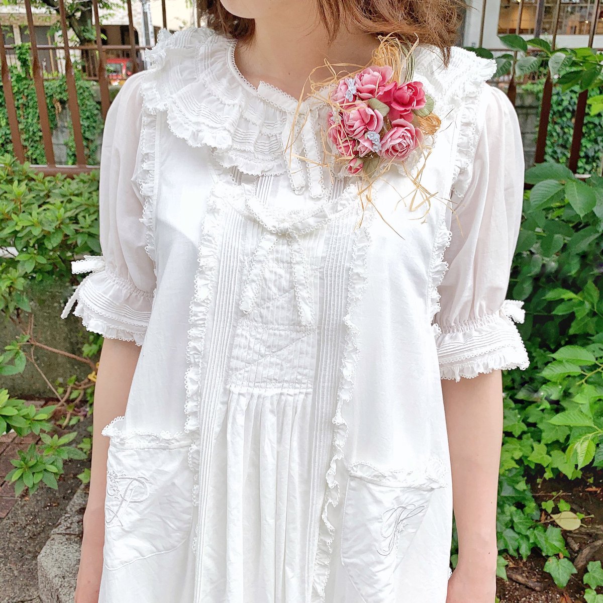 PINK HOUSE ロゴ刺繍入り ローンタブリエ エプロン（白） 訳ありベビー