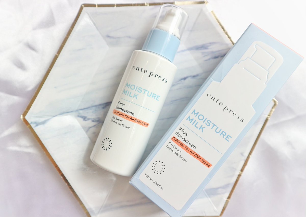 lemonmelonja's tweet image. ชอบมากเยย โลชั่นตัวใหม่ของ Cute Press มีส่วนผสมกันแดดและยังช่วยบำรุงผิวไปในตัว เนื้อบางเบา คล้ายๆน้ำนม ทาแล้วเบาสบายหน้าสุดๆ ไม่เป็นคราบแน่นอน กลิ่นหอมมาก มีส่วนผสมของโปรตีนน้ำนม ช่วยให้ผิวนุ่ม ชุ่มชื่นด้วย ตอนเช้าทาตัวนี้ทุกวันเลย💙#cutepress #MoistureMilk #เซ็ตหน้านุ่มชุ่มชื่น