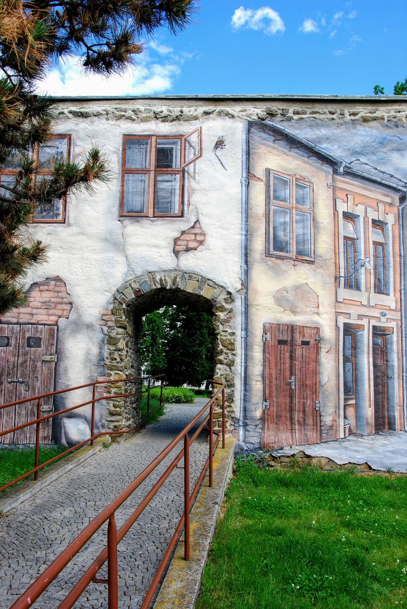HronekPatrik's tweet photo. Prostějov má několik tváří. Zde ta tradiční z historického centra a přilehlého okolí. Na pěkně upravené náměstí, kde to překvapivě žije, navazuje celkem ošuntělé okolí plné proluk a vzpomínek na lepší časy. #Prostejov #ObjevovaniCeska https://t.co/x2qW69bBG8