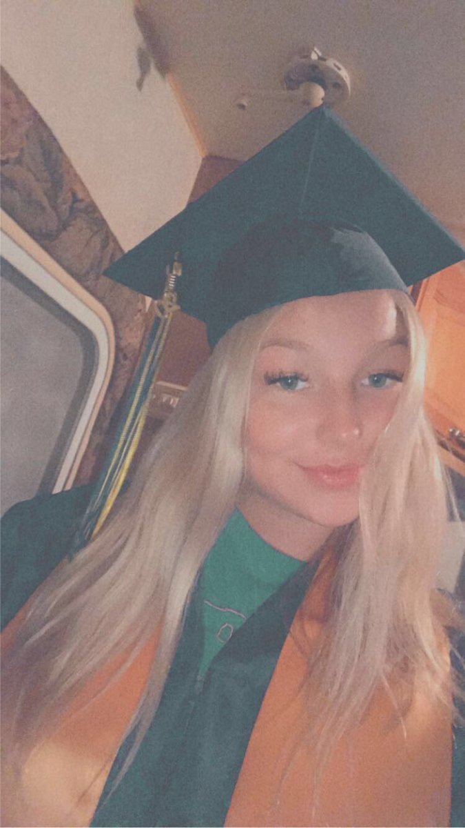 hannahaj2001's tweet photo. ive had the hardest four years of my life &amp; its finally coming to an end. 2020 im out 🤩🤩 https://t.co/HYV5FKHlHs