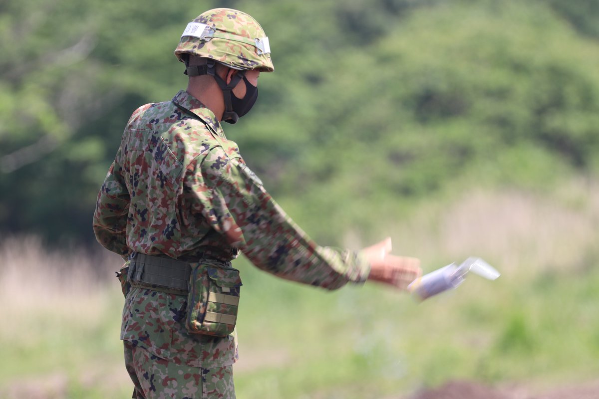 陸上自衛隊 第１２旅団 On Twitter 化学火工品処理技能者集合訓練 第１２旅団 は 化学火工品処理技能者集合訓練を実施しました 写真は 発煙 黄りん 手りゅう弾投てきから爆発までの写真です 煙の先端は黄色いの見えますか 化学火工品 とは 火薬 や
