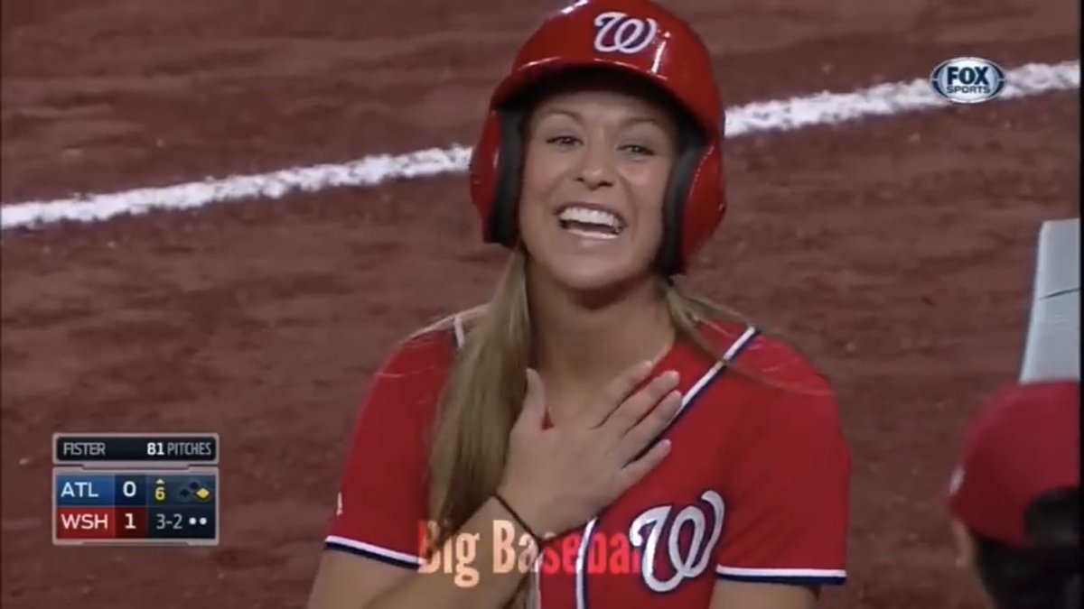 あめ玉 Pa Twitter 張り切り過ぎてセンターフライのボールを取っちゃうメジャーリーグのボールガール