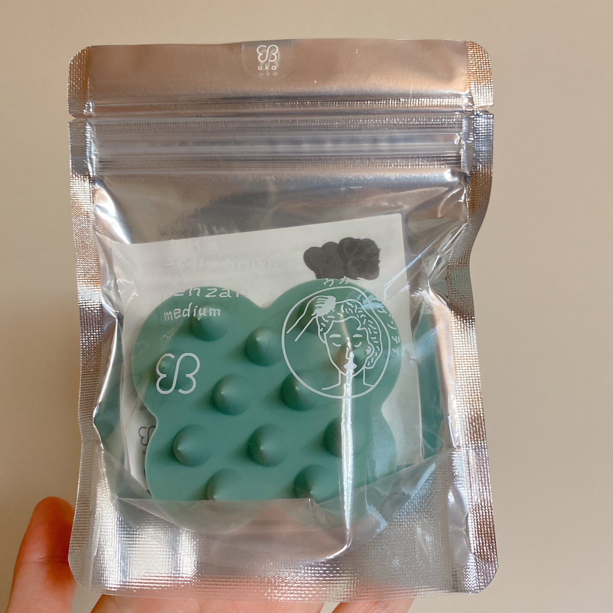 かいじんちゃん 低浮上中 購入コスメ コスメ ではないけど Ukaのスカルプブラシ ケンザンの公式ストア限定のグリーン くすみミントってかんじで可愛い かたさはピンクと黒の中間らしい 気持ちいい 今まで超適当な百均のシャンプーブラシ使ったり