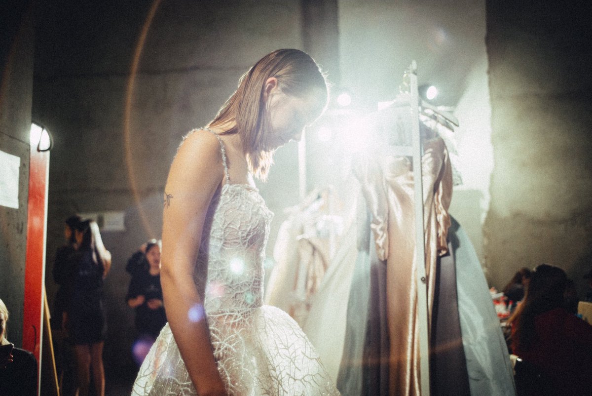 Shanghai_FW's tweet photo. Light in the backstage💫
#shfw #show #fashion #chinafashion #chinesefashion #chinadesiger #chinesedesigner https://t.co/VI4pDFEMoj