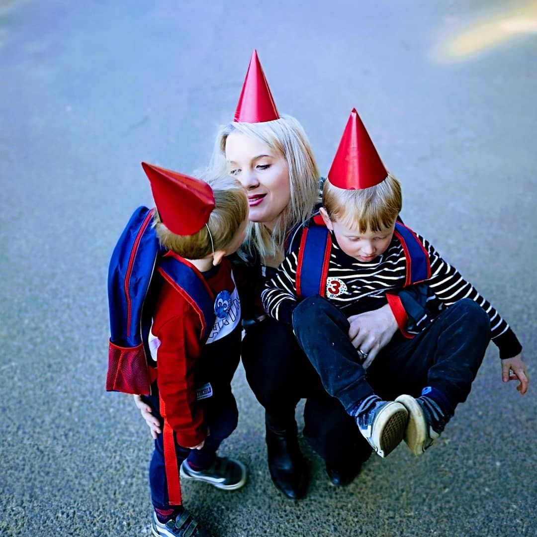My nanny captured this special moment on my huawei, my twins 3rd birthday. Her son (16) has asked her to save money for a phone, winning a #HuaweiP40Series will be the surprise of his life, I will video him opening it. ❤️ #HuaweiAppGallery <a href="/jacarandafm/">Jacaranda FM</a> pic.x.com/hWJutZQwPu
