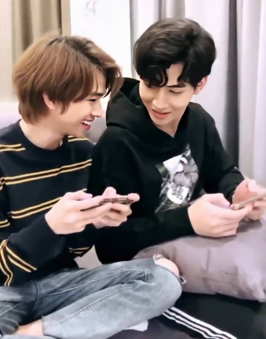 SUPPORT4OHM's tweet image. 🐹 : พี่โอห์มมาเล่นเกมไหมครับ 
🐻 : ได้ครับเเต่มาเล่นในoppoกันดีกว่านะครับ
🐹 : ทำไมอ่ะครับ
🐻: เพราะพี่อยากเป็นคู่เราทุกๆอย่าง
🐹: 😳

 #OPPOA92xOhmThitiwat