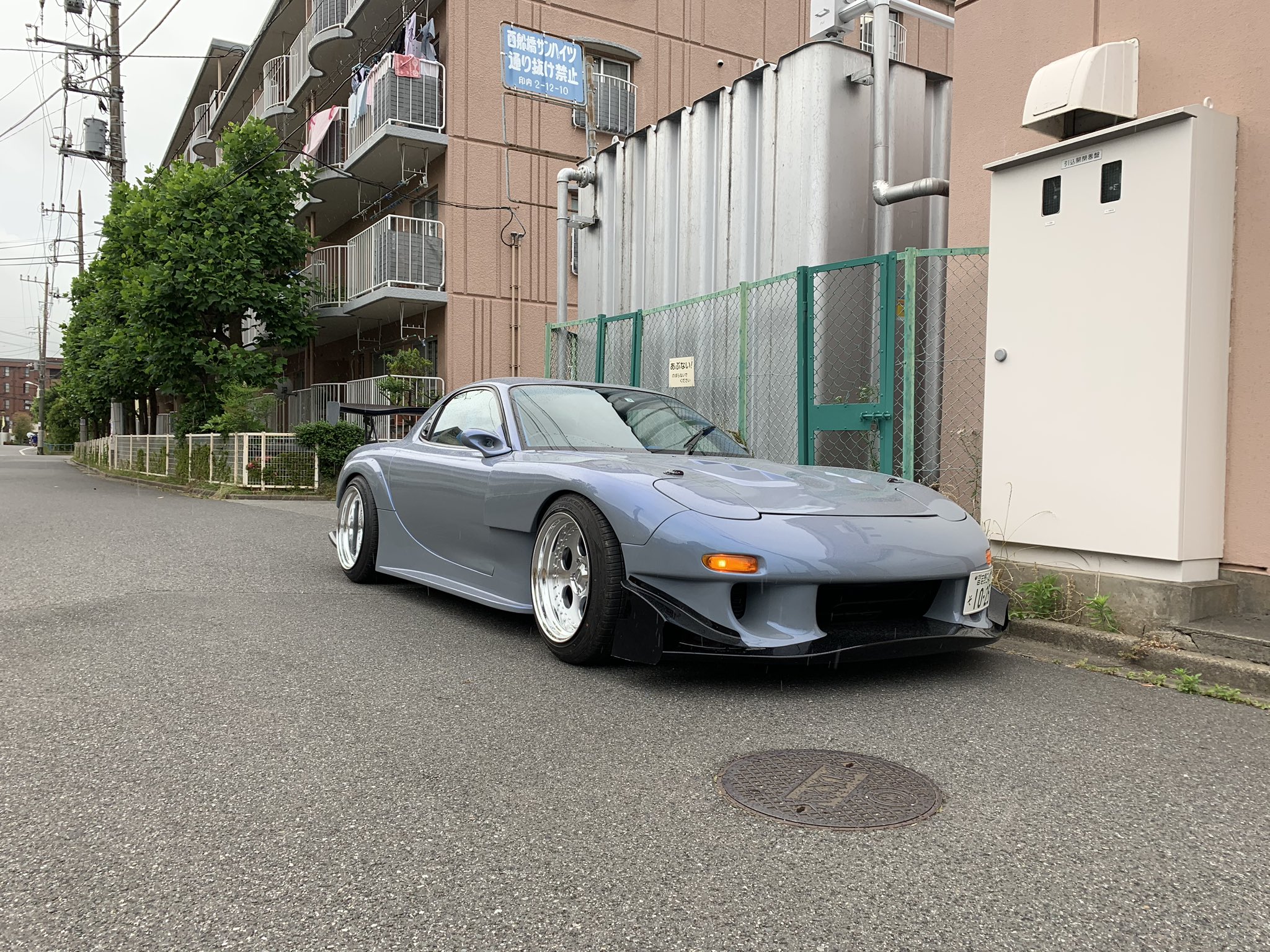 Nakanon Rx 78 愛生 深mazda愛 なんかカッコイイ車止まってたから勝手に撮っちゃった エンブレムなかったからなんて言う車かわかんない メーカー不明ww T Co Emnkbzgsyp Twitter