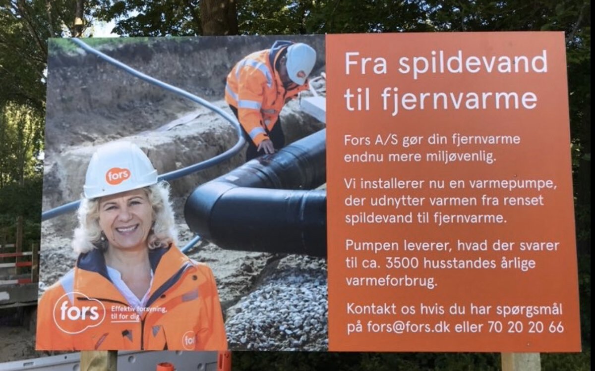 Raagthl's tweet photo. Overskudsvarmen i #spildevand bliver til #fjernvarme 👏Det her skilt står i min baghave i @roskildekommune, og det fortæller en god historie om, hvordan @Fors_AS bidrager til at gøre kommunen endnu mere grøn. Jeg tænker det er sejt, hver gang jeg kører forbi skiltet #dkgreen 💪 https://t.co/mkxx9J9TMg