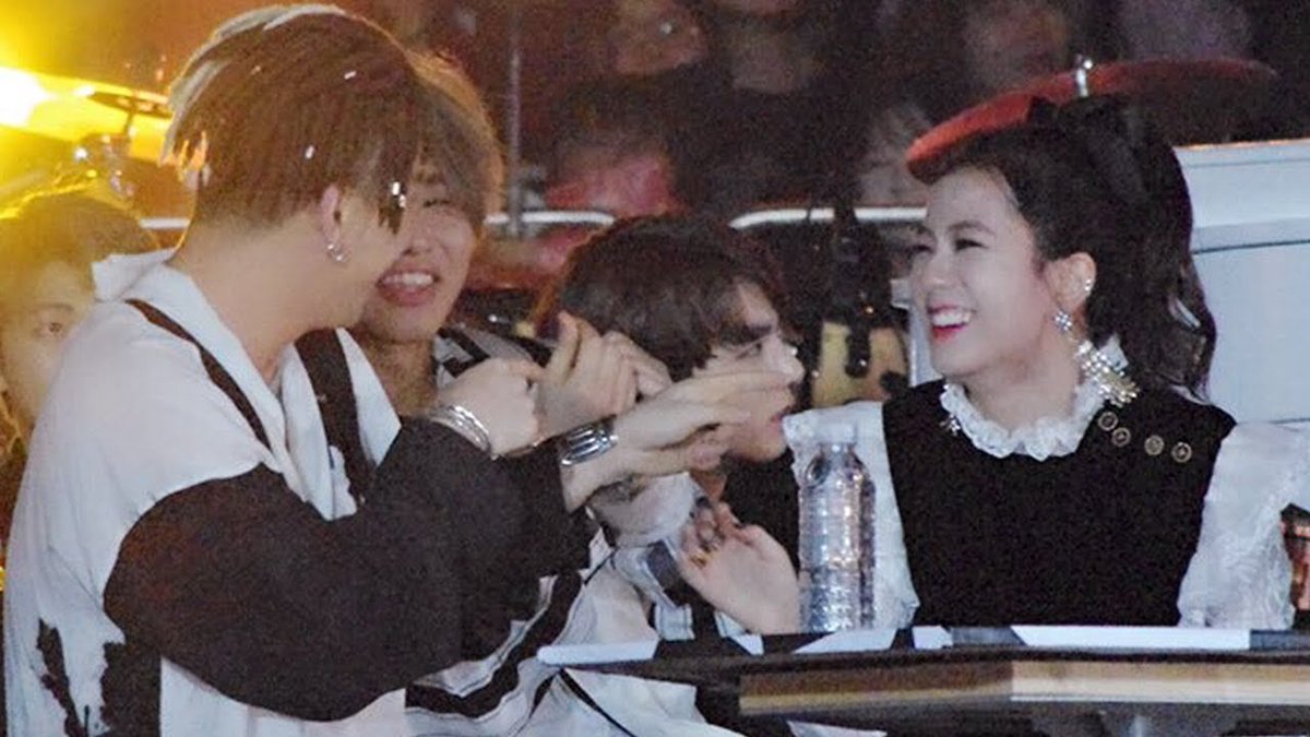 Remember this iconic moment when bigbang were playing around with blackpink in an award show? Bigbang made them comfortable bc they were shy as a rookie.