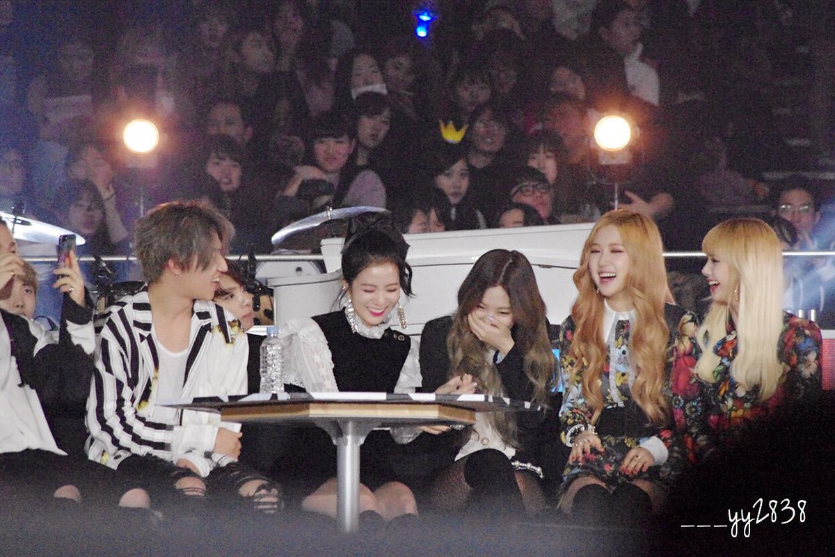 Remember this iconic moment when bigbang were playing around with blackpink in an award show? Bigbang made them comfortable bc they were shy as a rookie.