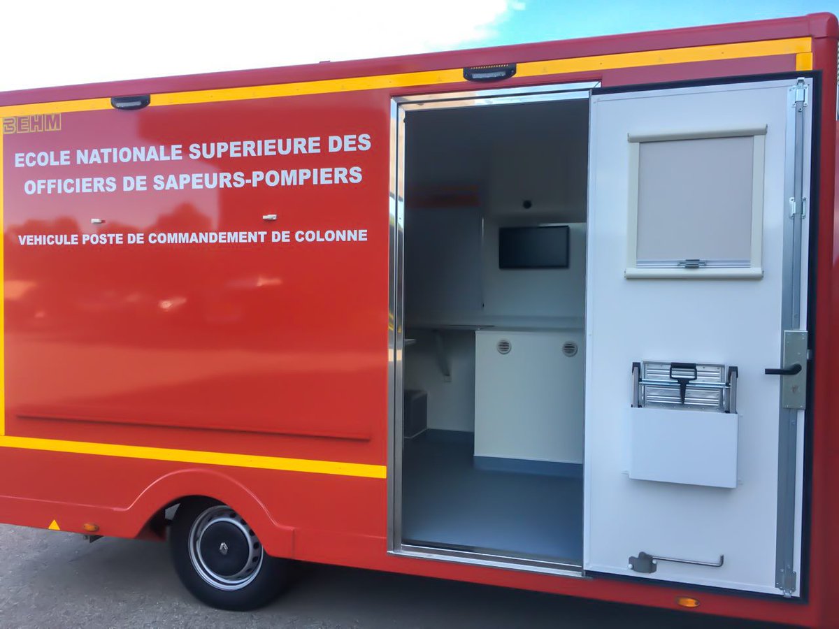 ENSOSP's tweet photo. 2 nouveaux véhicules poste de commandement #VPC de colonne à l'#ENSOSP.  Suite logique de l’évolution des pratiques #pédagogiques, avec la volonté de rapprocher les techniques et les matériels de ceux des #SIS. L’objectif : préparer les #officiers à la réalité du terrain. https://t.co/Own0Pr8LlO