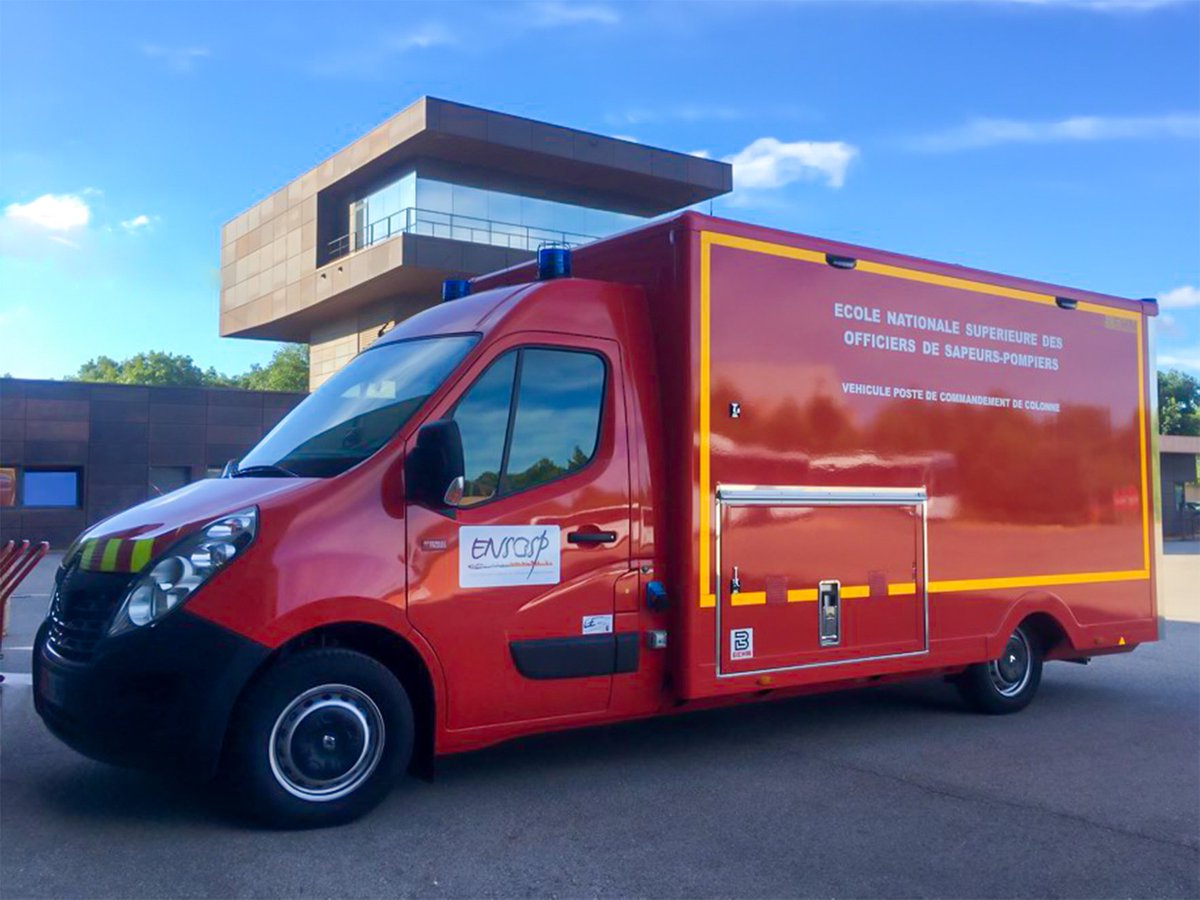 ENSOSP's tweet photo. 2 nouveaux véhicules poste de commandement #VPC de colonne à l'#ENSOSP.  Suite logique de l’évolution des pratiques #pédagogiques, avec la volonté de rapprocher les techniques et les matériels de ceux des #SIS. L’objectif : préparer les #officiers à la réalité du terrain. https://t.co/Own0Pr8LlO