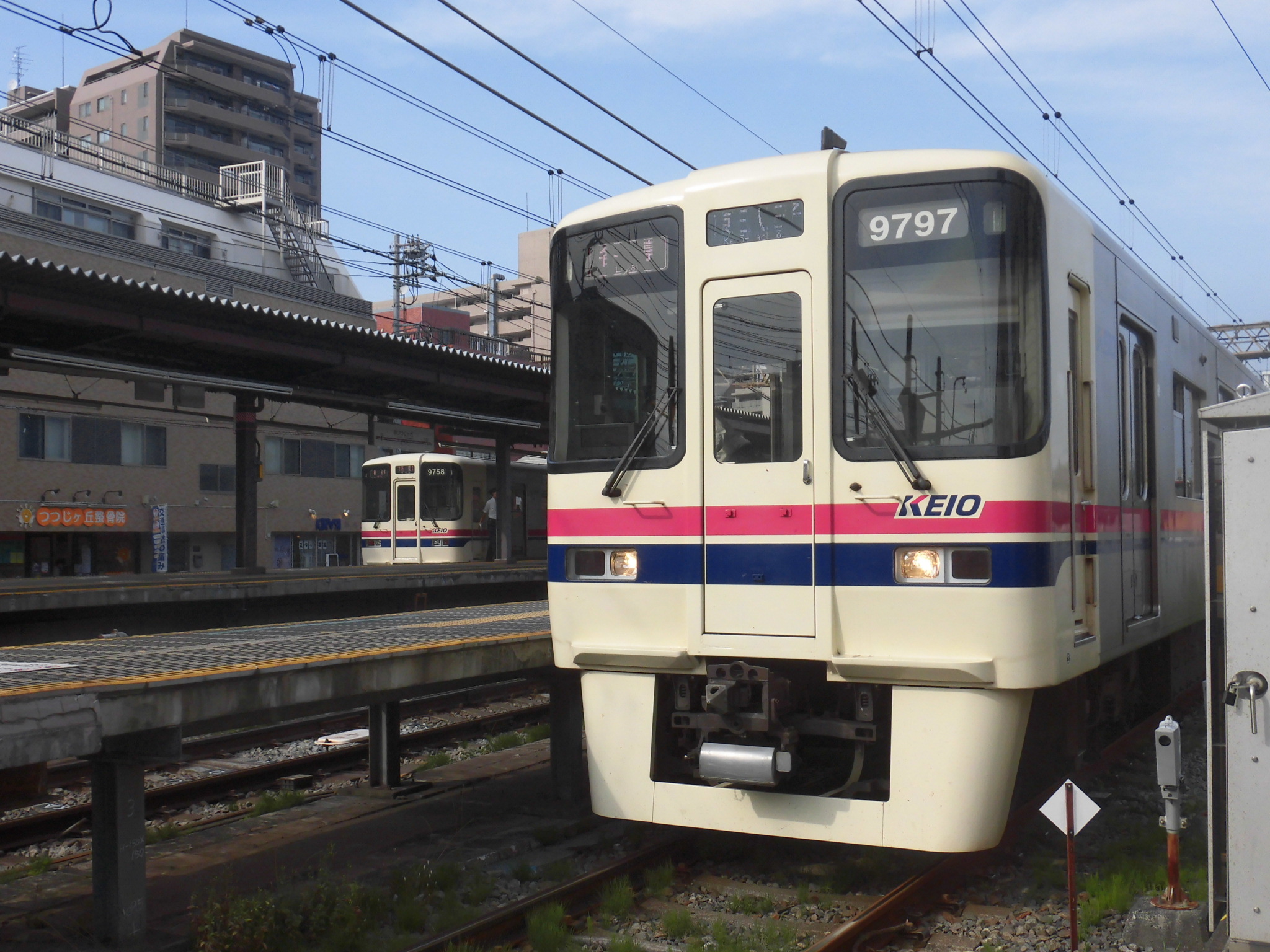 クロさん 踏切紹介 京王線 つつじヶ丘1号 つつじヶ丘駅柴崎方 交通量は仙川2号ほど多くありません ここもラッシュ時は勿論 日中帯も本数次第で開かずの踏切になることも 海側の警標 マーク そろそろ替え時です 笑 訪問日 年6月5日 金 クロさん 踏切紹介 京王線 つつじヶ丘1号 つつじヶ丘駅柴崎方 交通量は仙川2号ほど多くありません ここもラッシュ時は勿論 日中帯も本数次第で開かずの踏切になることも 海側の警標 マーク そろそろ替え時です 笑 訪問日 年6月5日 金
