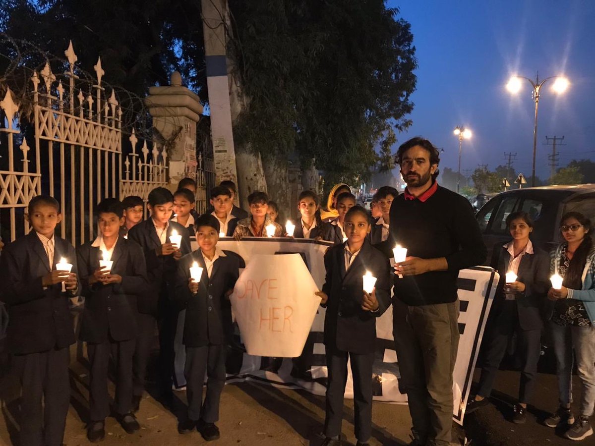 JaideepAhlawat's tweet photo. I sport #realgirlssaverajitnandal 
भारतीय हॉकी खिलाड़ी.हिंदुस्तान में सबसे ज़्यादा बेटियाँ गोद लेने वाला खिलाड़ी, जिसने बदल दी 21 गरीब लड़कियों की ज़िंदगी.दोस्तों आज का दिन इस खिलाड़ी ओर इसकी बेटियों के नाम. @ajitnandal #realgirlssverajitnandal https://t.co/TbQnKotBkH