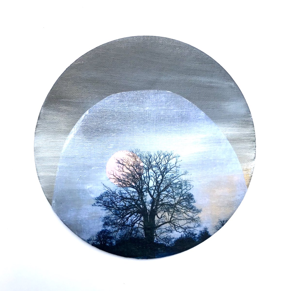 LouBoydArt's tweet photo. High hopes for these little circular canvas boards - a new direction for the Solstice Series. They are in the early stages but I’m getting a good feeling about them and already looking at framing options...
#workinprogress #experiments #solsticeseries #collage #painting https://t.co/GjtJRUimGz