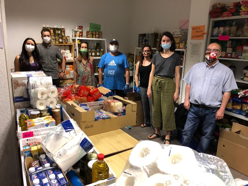 evArganzuela's tweet photo. Nuestras vecinas ayudando a otras vecinas. Os esperamos en EVA con vuestras donaciones en la Plaza de Legazpi, 7 de L a D de 11:00 a 13:00 y de 18:00 a 21:00.
#DespensaSolidariaEVA
#RedesVecinalesQueAlimentan 
#QueNadieSeQuedeAtras 
#Arganzuela https://t.co/Aez46IlBSF