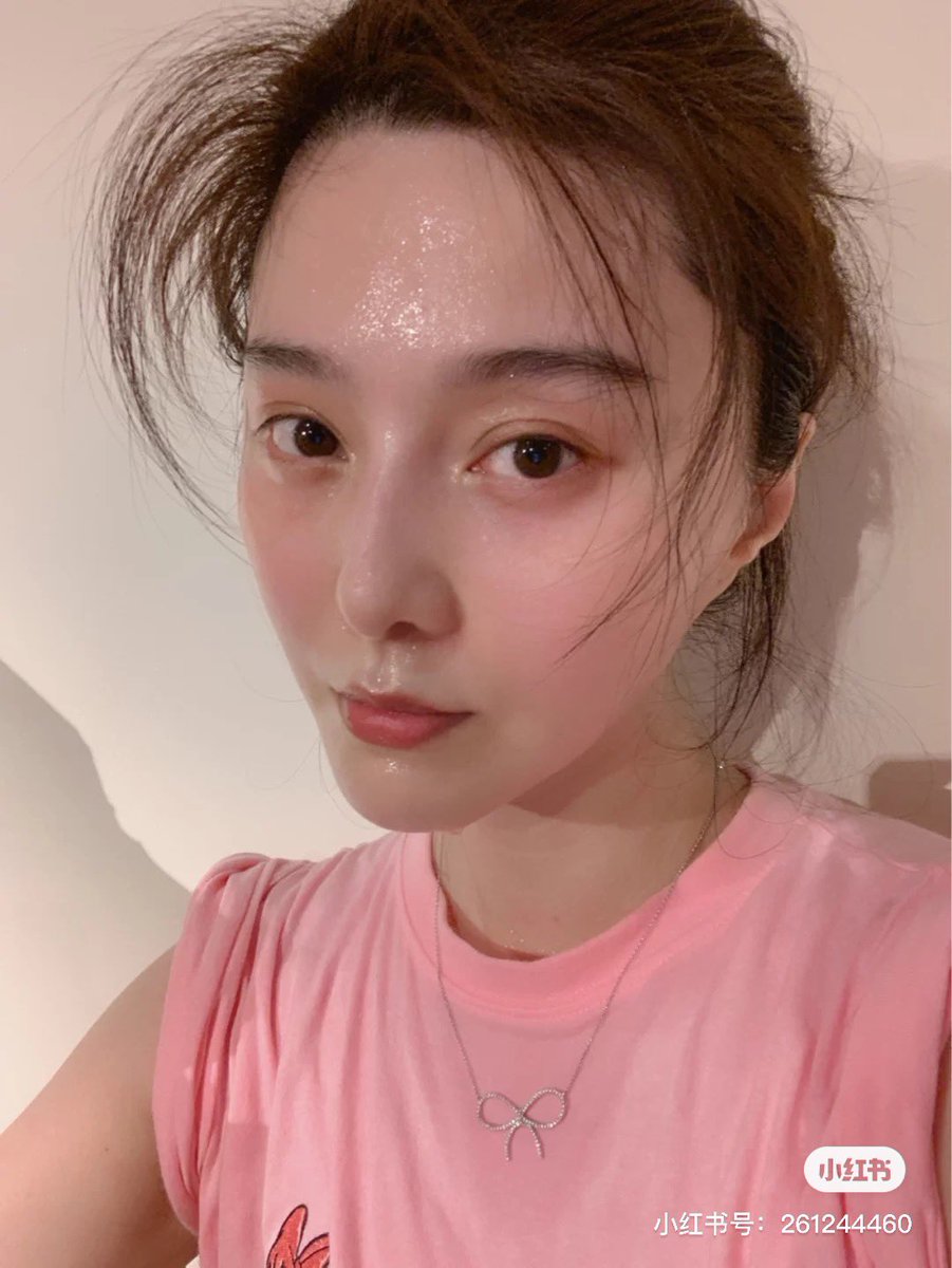 wwwerkerkcom's tweet photo. ผิวหน้า วัย 38 ของ ฟ่าน ปิง ปิง 😻🧬 https://t.co/hs8dONvZot