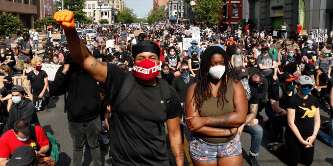 #Agenda En el context del #BlackLivesMattters posem a debat la polarització i el populisme als #EstatsUnits
🗓️ Avui a les 18.30h, sessió en línia amb @jroig_Partners @PauSolanilla @polmorillas
🔗 Seguiu-nos aquí https://t.co/wL2MjkK5Yn https://t.co/BEUsSAmM2l