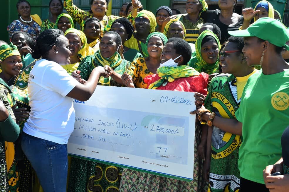 TuliaTrust_org's tweet photo. Tumekabidhi hundi ya shilingi milioni 2.7 kwa ajili ya kuongeza mtaji kwenye chama cha akiba na mikopo Cha wanawake CCM (UWT)Jiji la Mbeya kijulikanocho kama KIWAWAM SACCOS ikiwa ni utekelezaji wa ahadi iliyotolewa na Mkurugenzi wa taasisi Naibu Spika @TuliaAckson
#tuliatrust https://t.co/neNeJUuDjU