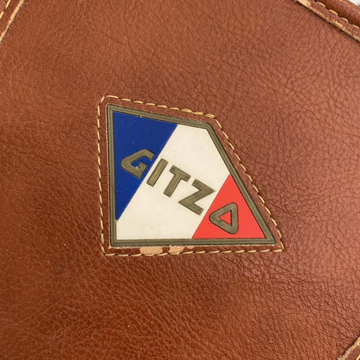JamPhotoGallery's tweet photo. 【蚤の市情報】
レアもの?
Gitzoのケース。
ロゴがかわいい。
#蚤の市 #写真ギャラリー #Ditzo https://t.co/E2VLFiF2ID