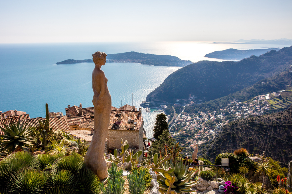 'Èze', village🚵🏼perched in the mountains⛰️between Nice and Monaco, rises 427 meters above the peninsula, Saint-Jean-Cap-Ferrat. Village is named after the ancient Egyptian goddess, Isis.
#antibesfreewalkingtours #whattodoantibes #whattodoriviera #antibes #cotedazur #frenchriviera