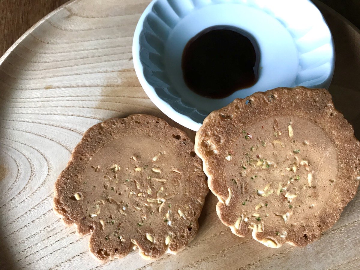久保浩志 広島のお菓子 広島風お好み焼せんべい 鶏卵ベースの甘めの煎餅の中に 紅ショウガ アミエビ 青のり かつお粉 そばの破片を加え お好み焼 風にしたもの お好みソースつき ソースなしでもおいしい が 一度ソースをつけると ずっとソース 久保浩志 広島のお菓子 広島風お好み焼せんべい 鶏卵ベースの甘めの煎餅の中に 紅ショウガ アミエビ 青のり かつお粉 そばの破片を加え お好み焼 風にしたもの お好みソースつき ソースなしでもおいしい が 一度ソースをつけると ずっとソース