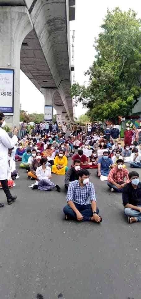 DrSunilKumar_'s tweet image. Doctors protest in Hyderabad, Telangana

A COVID patient who is on ventilator died at Gandhi Hospital, Hyderabad. Patient attenders attacked the Doctors, Nurses and Hospital staff with iron chairs. #TRSGovtFailed #StandwithDoctors