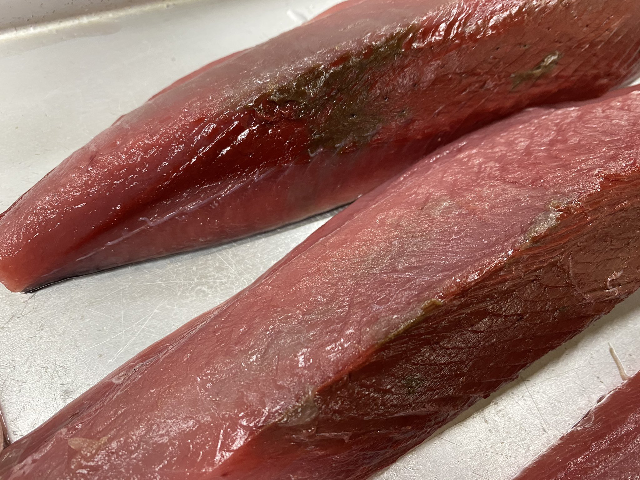 多田水産 本日もお勉強 ゴシ 石カツオ には 明らかなゴシと疑ゴシが有る 外観からの判別は無理ゲー 顕微鏡による観察でも異常は見られない 僕の経験上 寄生虫と血管腫 みたいなのが原因のは有る 漁場 漁法 処理方法によって出現率に差は無い