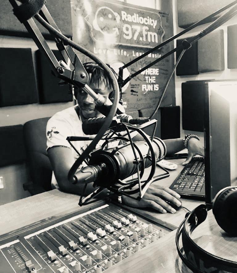 97fmRadiocity's tweet image. Ready for the Thursday Ride on #MidMorningMagazine ?
Join @SammyWetala as he takes you through another day filled with AWESOMENESS on air.
Spice up your day with fresh hits, celebrity interviews and news, latest movie trailers, health tips and more only on 📻: 97FM.