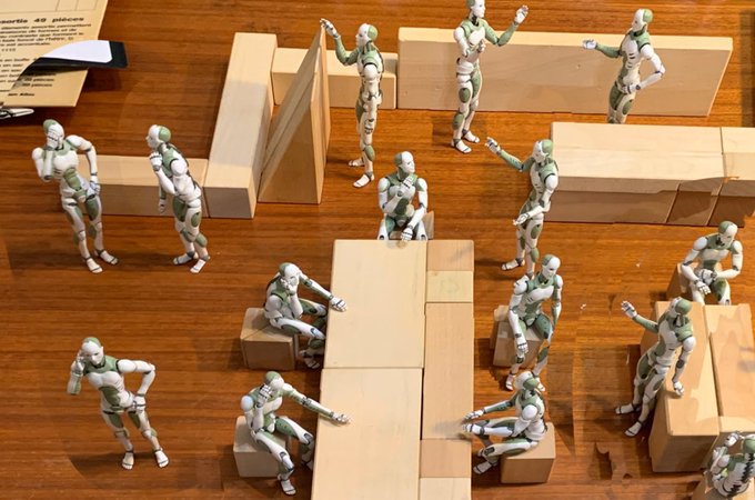 イラスト用の人物と広めの空間的な資料を併せて欲しい場合は人形と積み木やLEGOを使うこともあります。あまりデフォルメしない絵で特に時間が無い時などは、絵の中で模索するより、必要な資料をピンポイントで作ってしまいます。1枚目は複数画像の合成で、2枚目はイラストに起こしたものです。 