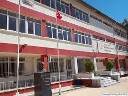 NECİP FAZIL KISAKÜREK ANADOLU LİSESİ
Her sene bu okul yıkılacağı ilan edilen fakat asla yıkılmayan Karşıyakanın dipdibe yapılarından nasibini alan Çevredeki okulların sesinden ''ulan hangi zil bizimdi' diye beyninizin yanacağı eşit ağırlıkçıların pek fazla sevilmediği okulumuzdur