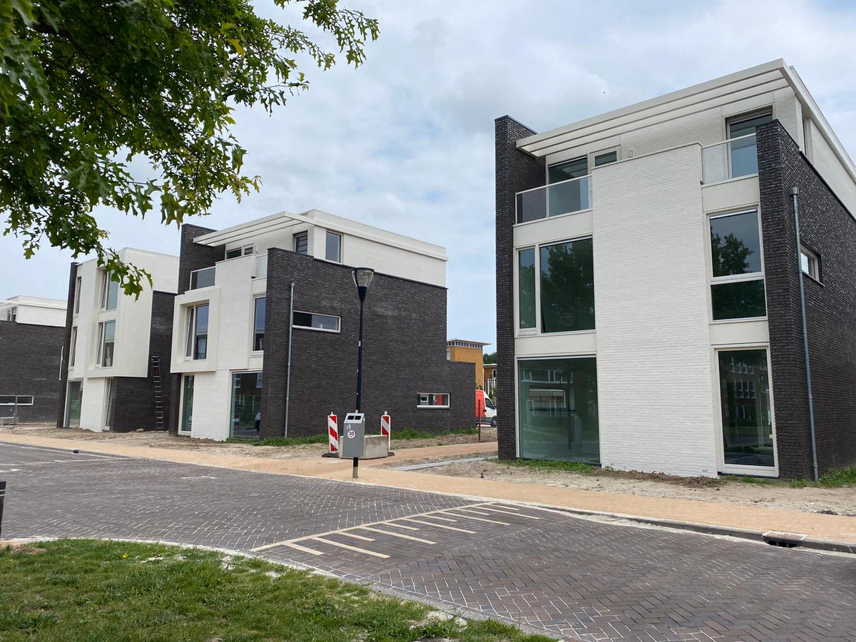 VWVastgoed's tweet image. De eerste Polderrand villa's in Helpermaar @gem_groningen zijn opgeleverd. Volgende week volgen alle 18 woningen, ontworpen door @KuiperComp.
De in totaal 350 nieuwbouwhuizen van architectonisch hoogstaand niveau zijn ontworpen en gebouwd met het oog op woonkwaliteit en beleving.