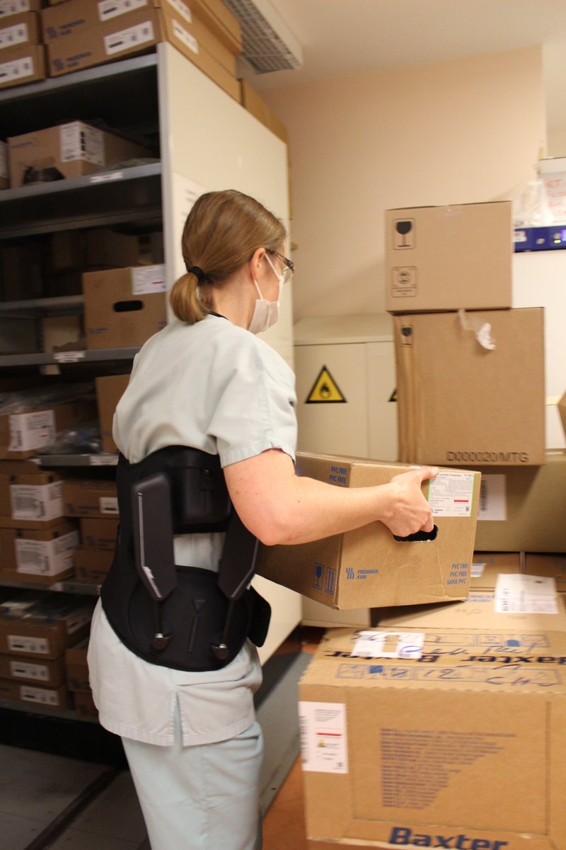 [#SoutienAuxSoignants] L'équipe de réanimation médicale et infectieuse de l'<a href="/hopitalbichat/">Hôpital Bichat - Claude-Bernard AP-HP</a> <a href="/APHP/">Assistance Publique – Hôpitaux de Paris (AP-HP)</a> remercie <a href="/Japet_MD/">Japet MD</a> pour leur prêt d'#exosquelettes, un dispositif particulièrement novateur facilitant le port de charges lourdes, prévenant les troubles musculo-squelettiques.