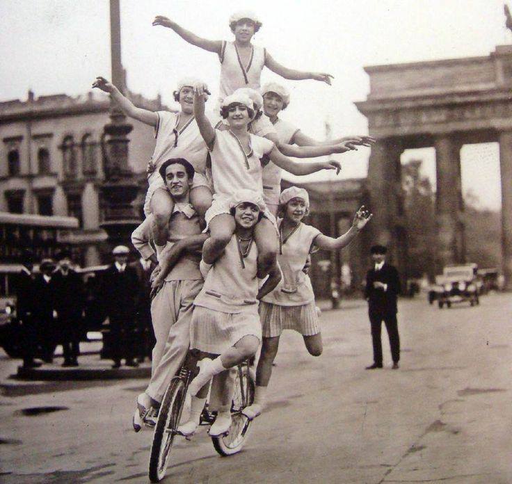 enigmister's tweet photo. Acrobati davanti porta di Brandeburgo, Berlino, anni '20
#fotografia #fotovintage #berlino #acrobati #brandeburgo #equilibrio https://t.co/fYDBSugSfm