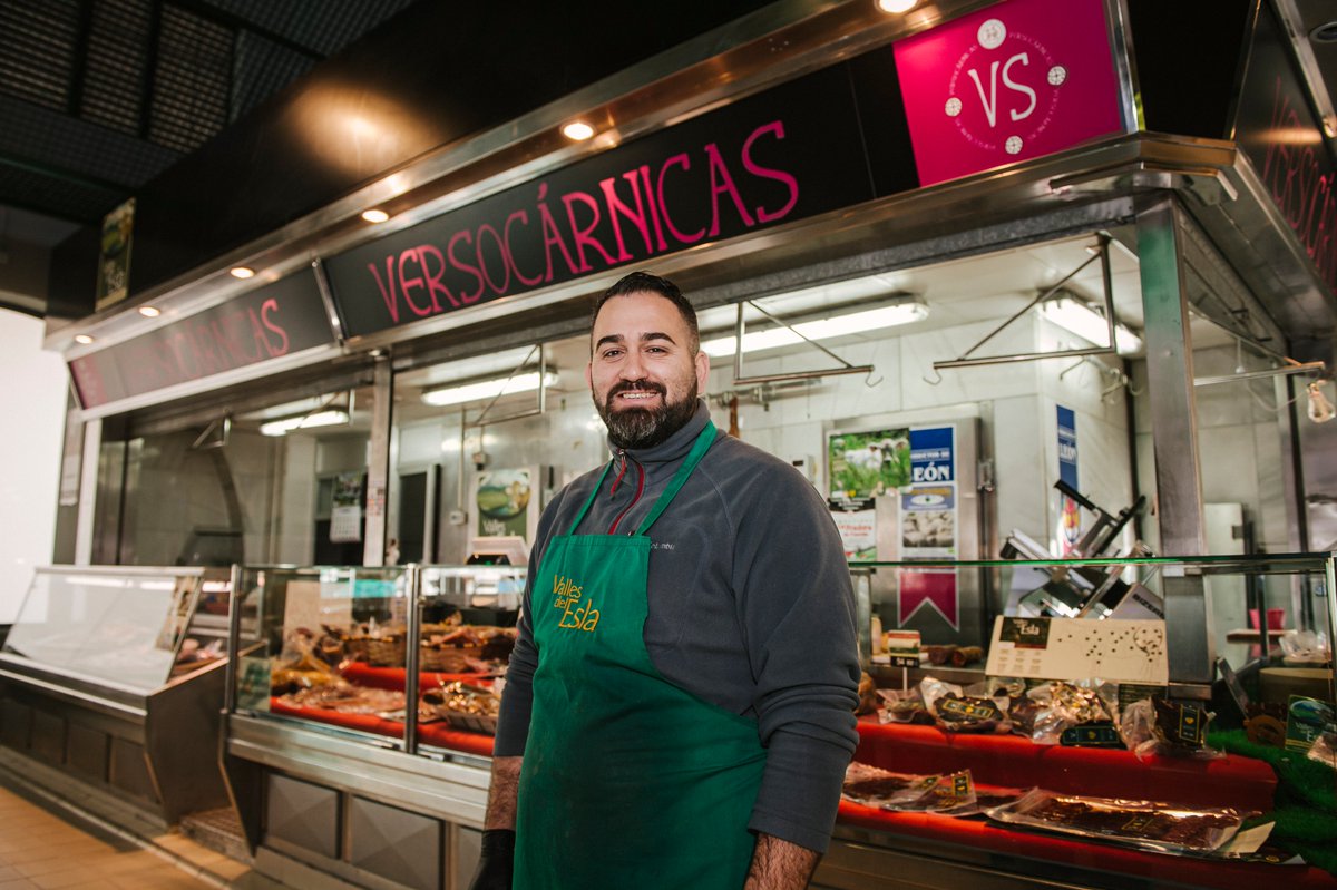mercacondeluna's tweet photo. Otro puesto del @mercacondeluna que tiene unos productos exquisitos 😋
Embutidos Versocárnica vende productos de calidad y le invita, con la amabilidad de sus propietarios, a un tapeo para degustar sus productos. 🧀🥓
#compracomerciolocal #mercadodeleon #leonsp https://t.co/ZKAdpshoKo