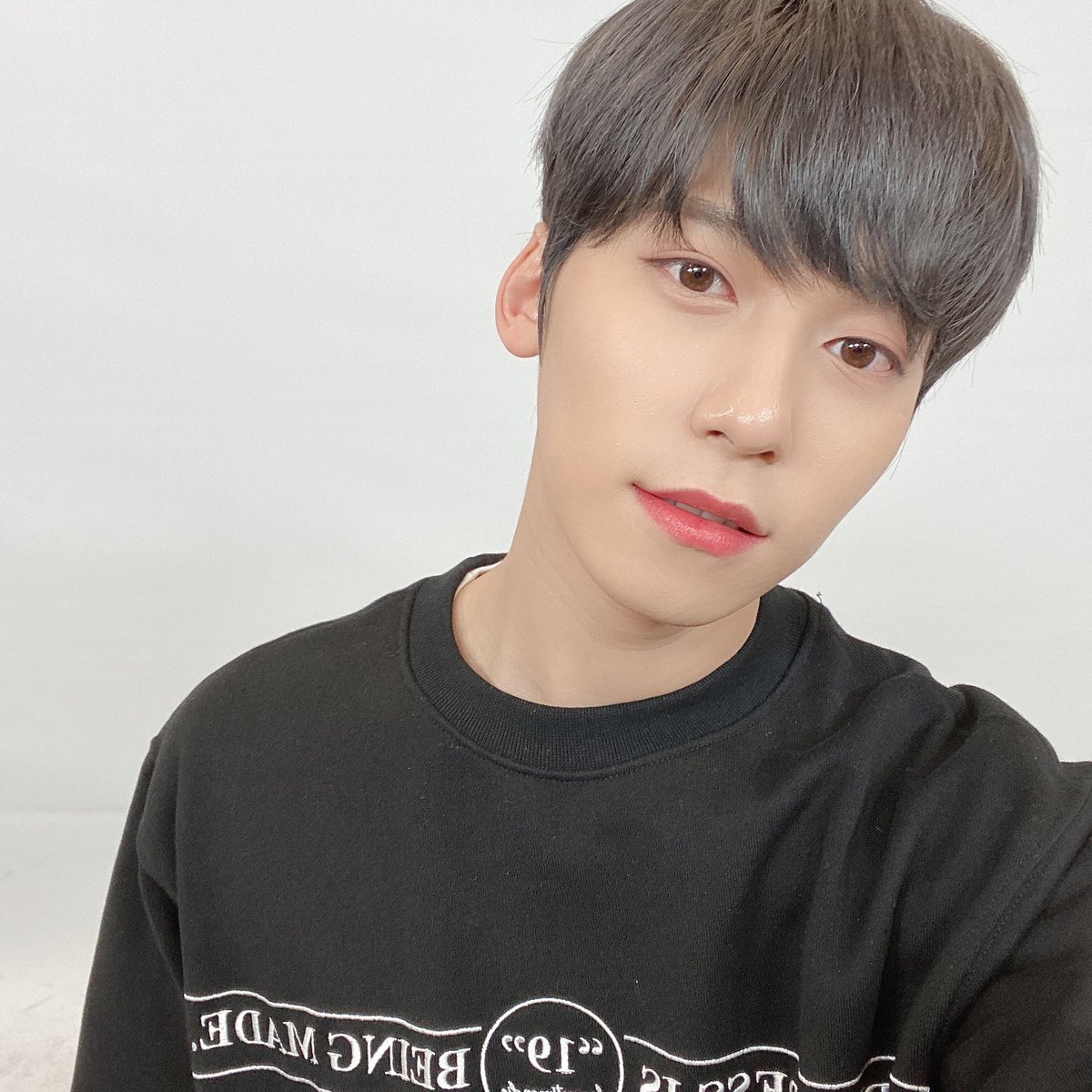 official_ONEUS's tweet photo. [#건희]
달님들! 오늘 로투킹 본방사수하셨나요!?
미리듣기로 공개된 음원 어떠셨어요?!😍✨
내일 공개되는 음원도 많이 ��어주시구
마지막까지 원어스 응원 많이 해주세요🥰💕 https://t.co/353pErP9iG