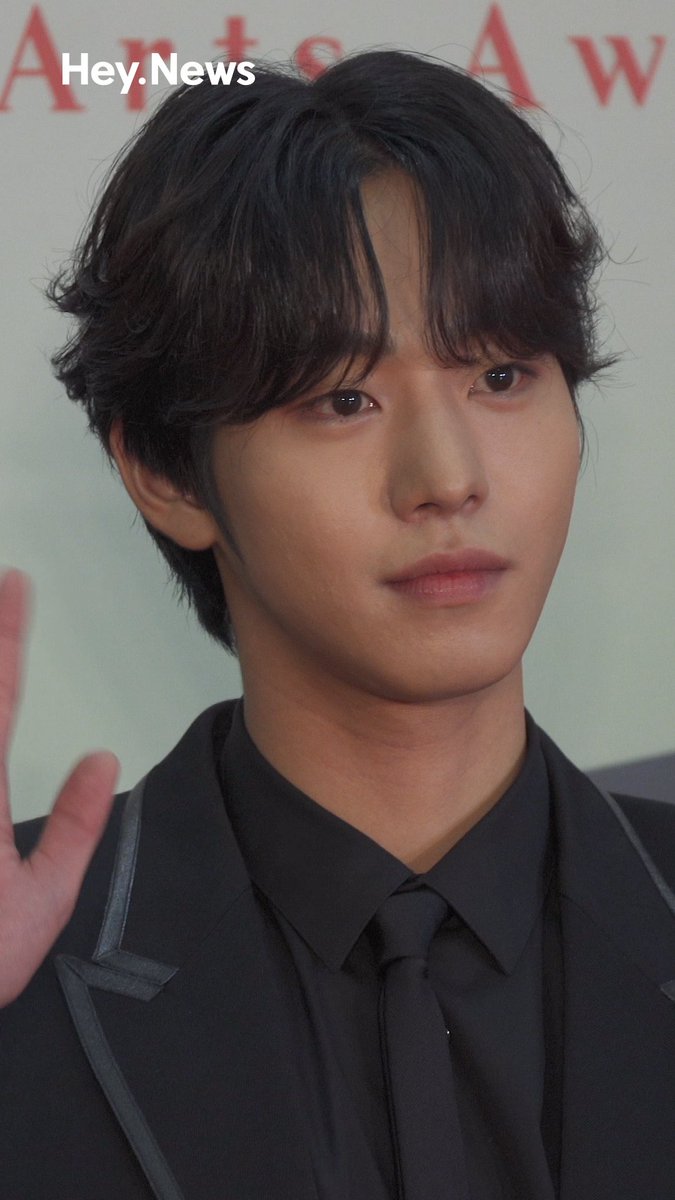 heypop_official's tweet photo. 헤이팝에 공개된 백상예술대상 그 날의 비하인드😎 무관중이라 아쉬웠던 분들! 헤이뉴스 인스타에서 영상 꼭 봐주기✌
영상보기 >> https://t.co/bWiGBjpJXF

#김희애 #전미도 #안효섭 #옹성우 https://t.co/zJ6DQ3eW3h