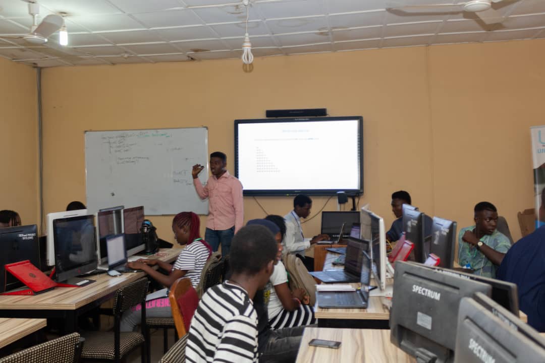 _SethDev_'s tweet image. A lil throwback to the team and I mentoring/teaching students in the University of Jos, programming before the #coronavirus pandemic!
It was a joy to teach and mentor people, makes me learn even more.
The team taught in various stacks like Python, C# and Web Dev.
#100DaysOfCode