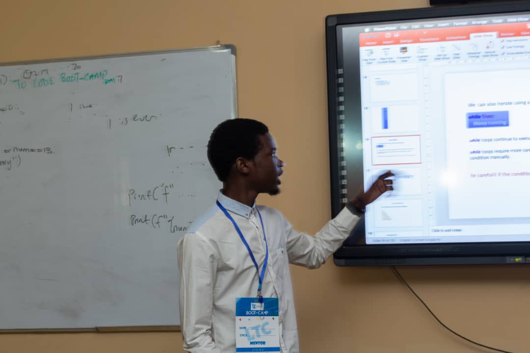 _SethDev_'s tweet image. A lil throwback to the team and I mentoring/teaching students in the University of Jos, programming before the #coronavirus pandemic!
It was a joy to teach and mentor people, makes me learn even more.
The team taught in various stacks like Python, C# and Web Dev.
#100DaysOfCode
