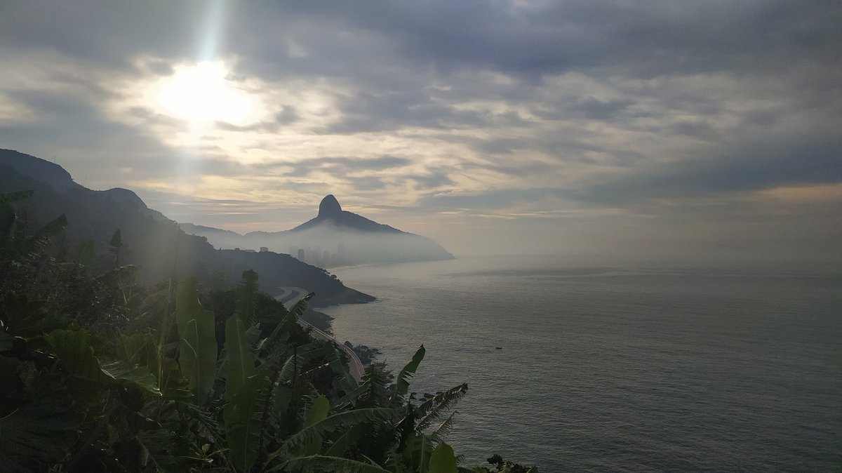 oxedindo's tweet photo. Aquele bom dia! No mirante do Joa, #outonocor2020 #centrooperacoesrio #RiodeJaneiro https://t.co/eacFXBumd4