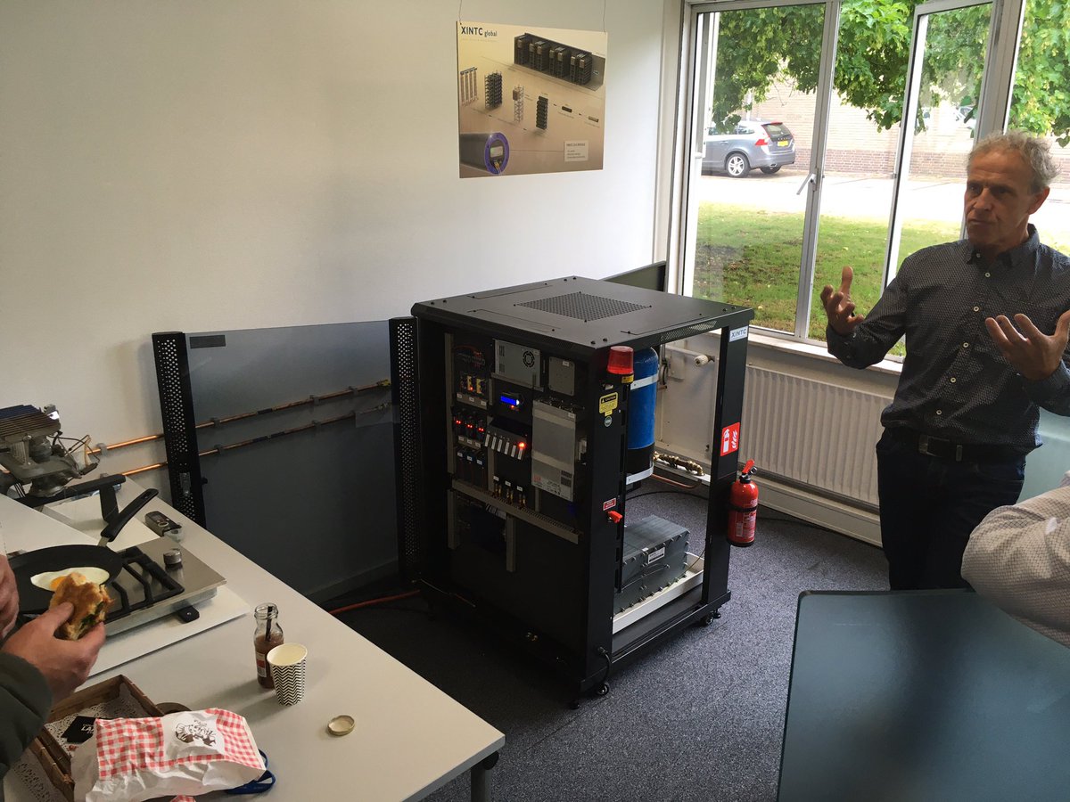 Wilko van Kampen van XINTCglobal presenteert de smart electrolyser van Nederlandse bodem tijdens het Kiemt #H2 cluster bij de <a href="/energiefabrieka/">EnergieFabriek055</a>  waarmee zijn compagnon een eitje bakt <a href="/provgelderland/">Provincie Gelderland</a> <a href="/economicboard/">The Economic Board Regio Arnhem Nijmegen</a> <a href="/vnoncwmidden/">VNO-NCW Midden</a> <a href="/StichtingKiemt/">Kiemt</a> <a href="/gem_apeldoorn/">Gemeente Apeldoorn</a>