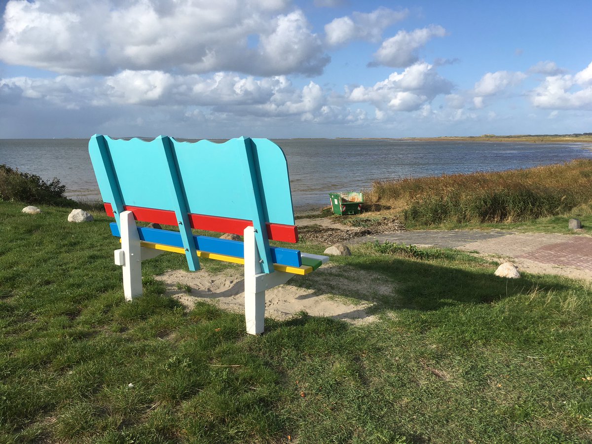 Ybemaverhuur's tweet photo. #Terschelling @TerschellingGem @berwas Op 31 maart jl heeft Bert Wassink de opdracht van Wethouders Hoekstra en Haringa gekregen een legaal plaatsje voor kleurig bankje te vinden, dit in overleg met de buurt. Nog niks gezien!! https://t.co/Ip68Ghe9Kf