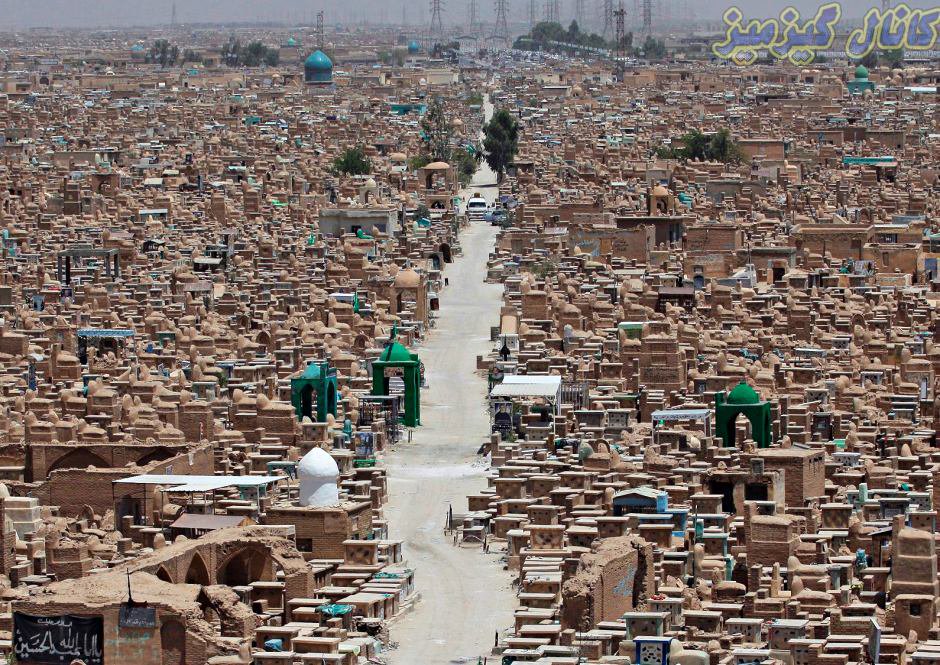 tuCpakoa's tweet image. C'est en Irak que l'on trouve "Wadi al-Salam" (la vallée de la paix), le plus grand cimetière humain de la planète !
Ce lieu est vieux de 14 siècles, et abrite pas moins de 5 millions de tombes sur 10 kilomètres carrés !