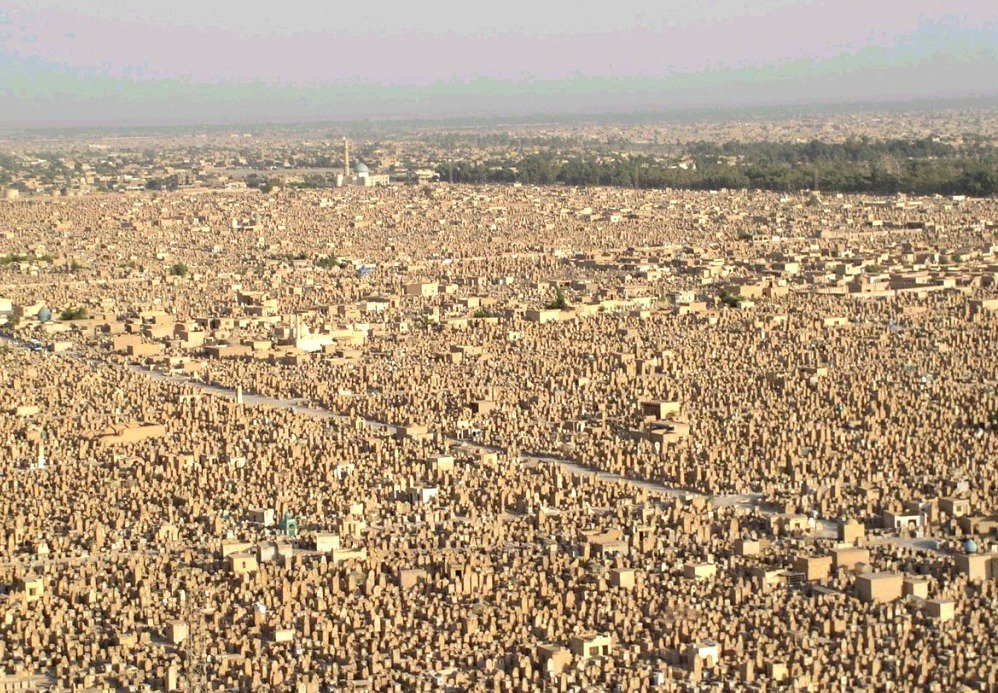 tuCpakoa's tweet image. C'est en Irak que l'on trouve "Wadi al-Salam" (la vallée de la paix), le plus grand cimetière humain de la planète !
Ce lieu est vieux de 14 siècles, et abrite pas moins de 5 millions de tombes sur 10 kilomètres carrés !