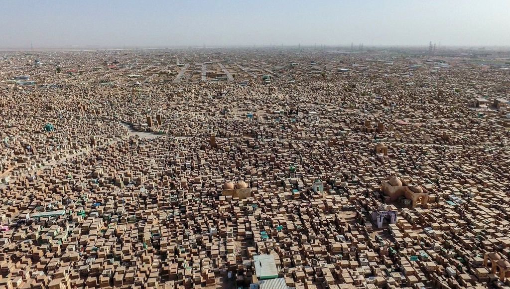 tuCpakoa's tweet image. C'est en Irak que l'on trouve "Wadi al-Salam" (la vallée de la paix), le plus grand cimetière humain de la planète !
Ce lieu est vieux de 14 siècles, et abrite pas moins de 5 millions de tombes sur 10 kilomètres carrés !