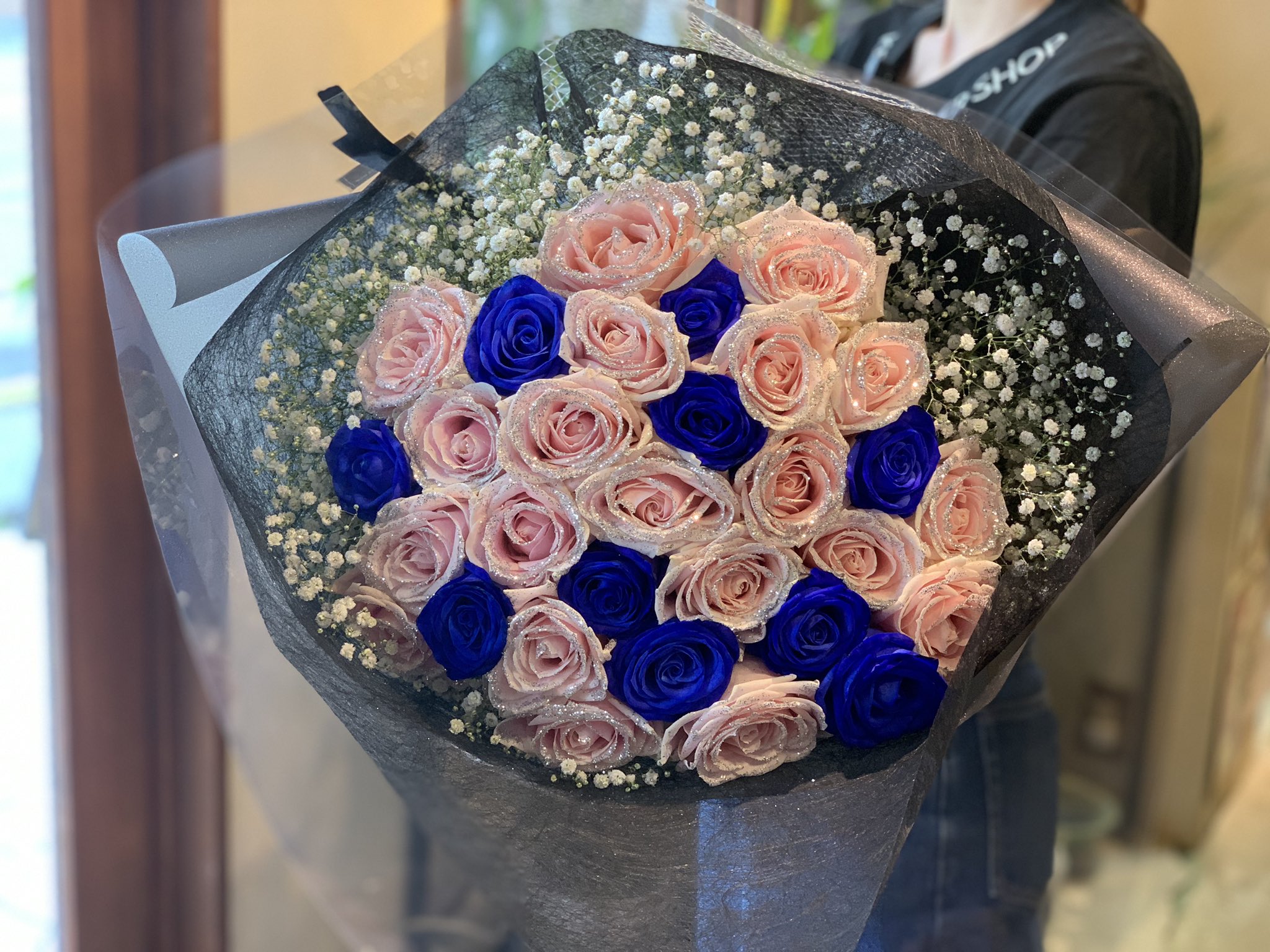 ローズショップ 青いバラ10本と キラキラピンクローズ本のスペシャルオーダー花束 Blackのラッピングもお客様のオーダー 青いバラの花言葉 可能性 T Co uc19csni T Co Mwkq2g6aww Twitter