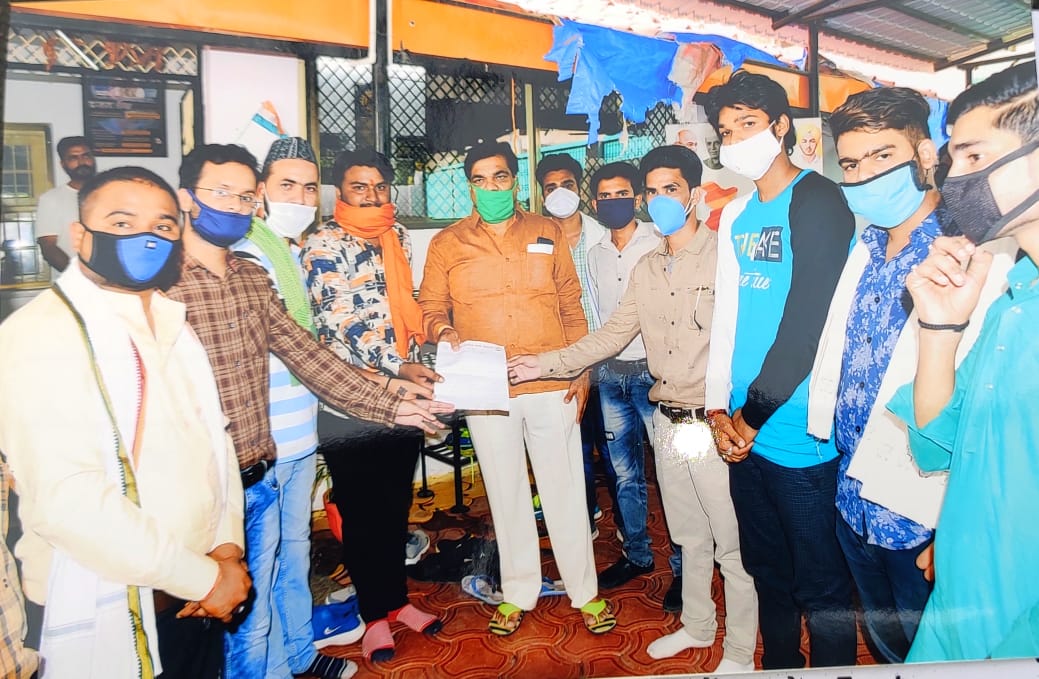 प्रदेश के हर विधायक को घेरकर NSUI करेगी जनरल प्रोमोशन की मांग, आज जबलपुर NSUI द्वारा पूर्व मंत्री एवं विधायक श्री लखन घनघोरिया को पत्र सौंपकर इस मुद्दे को विधानसभा में उठाने की मांग की.. <a href="/NSUIMP/">NSUI Madhya Pradesh</a> <a href="/VipinWankhede_/">Vipin Wankhede</a> <a href="/GaurNsui/">Nitish Gaur</a> <a href="/Neerajkundan/">Neeraj Kundan</a> <a href="/ChouhanShivraj/">Shivraj Singh Chouhan</a> <a href="/VTankha/">Vivek Tankha</a>