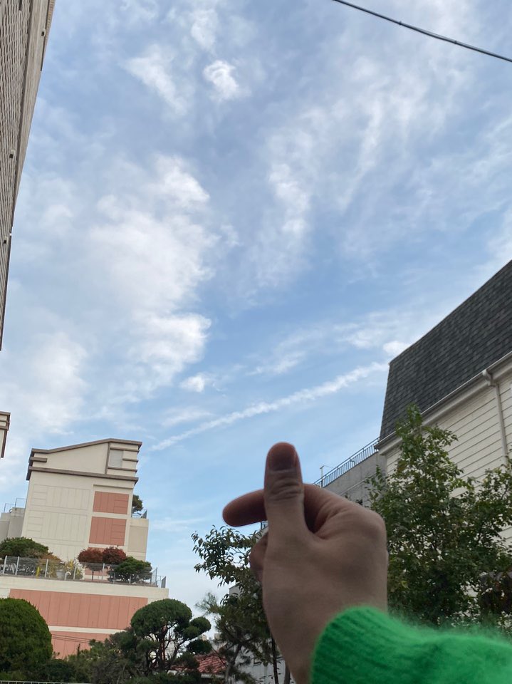 everyday_ymlove's tweet photo. 영민아 네 얼굴 보는것도 좋지만
네 하트 손가락도 너무 좋아서

#Stay_with_Youngmin
#영민아_사랑한데이 https://t.co/LF6NE80bQn