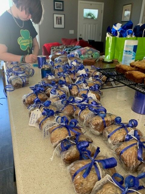 GSNEO's tweet photo. Troop 50323 made 100 loaves of banana bread for Elyria and Lorain Police Departments. Great job girls, thank you! #GSNEOPositivityProject https://t.co/B7bLRnKfAN